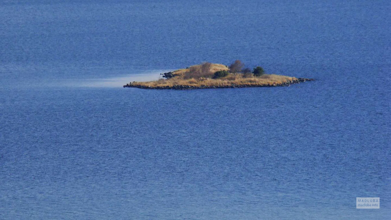 Маленький островок на озере Табацкури