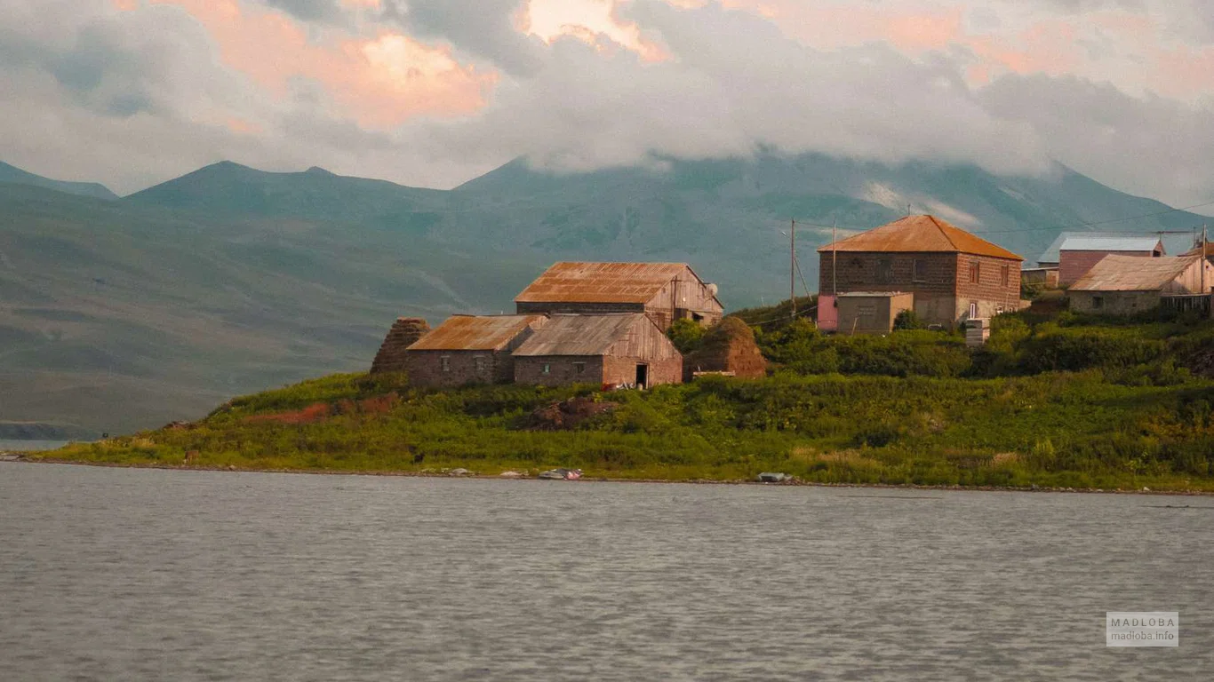 Жилые дома на берегу озера Табацкури