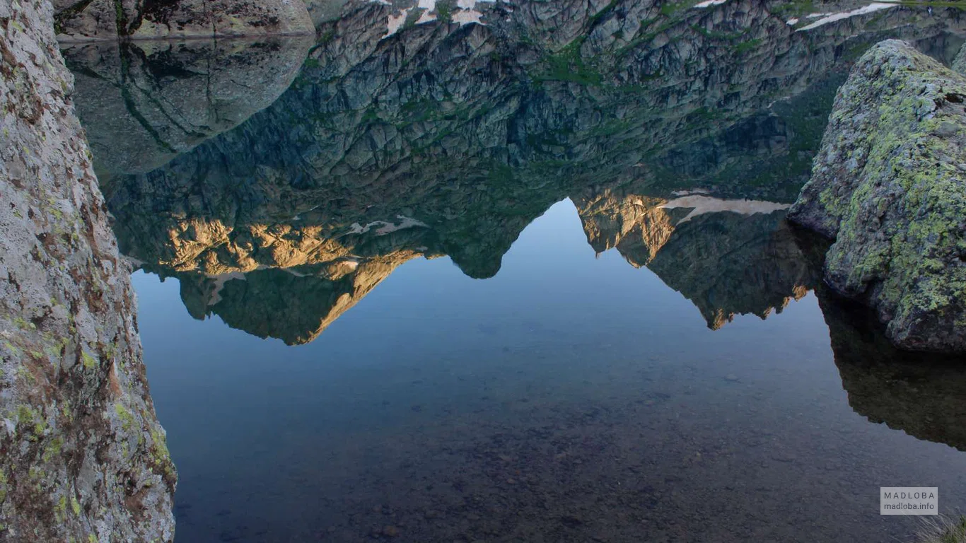 Зеркальное отображение гор Кавказа в воде озера Тобаварчхили (Серебряное озеро)