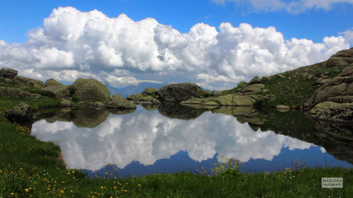 "Кучерявые" облака отражаются в воде озера Тобаварчхили (Серебряное озеро)