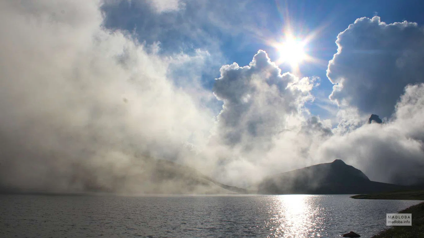 Утренний туман рассеивается над озером Тобаварчхили (Серебряное озеро)