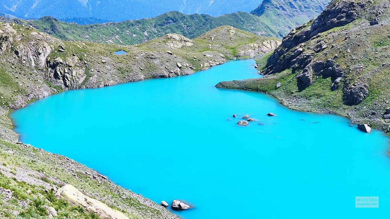 Сапфирового цвета вода озера Цакацкариш Тоба