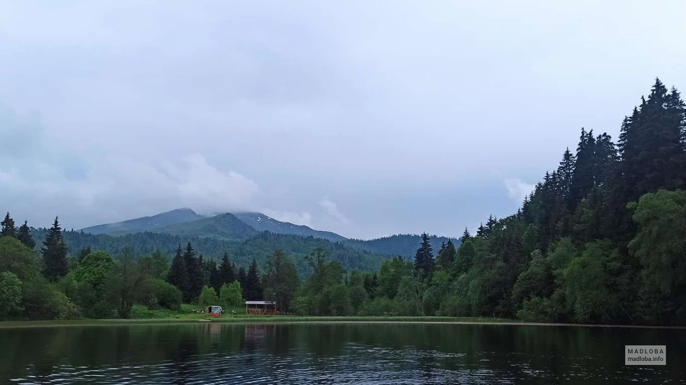 Вид с воды озера Церо на горы Кавказа
