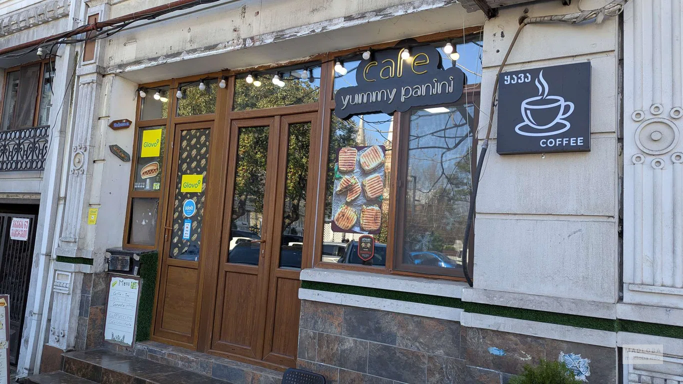 Панини и хот-доги "YUMMY" в Батуми