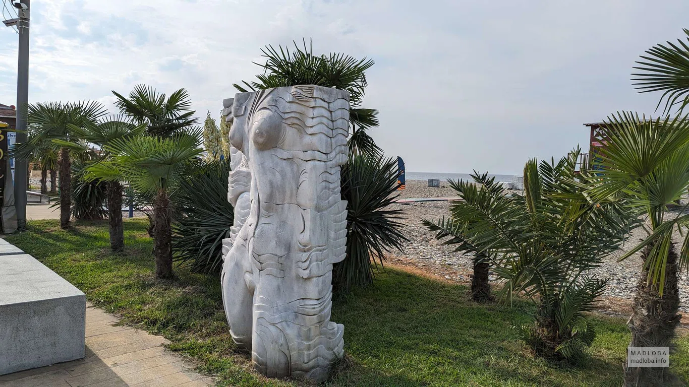 Женский торс скульптура женщины в Батуми