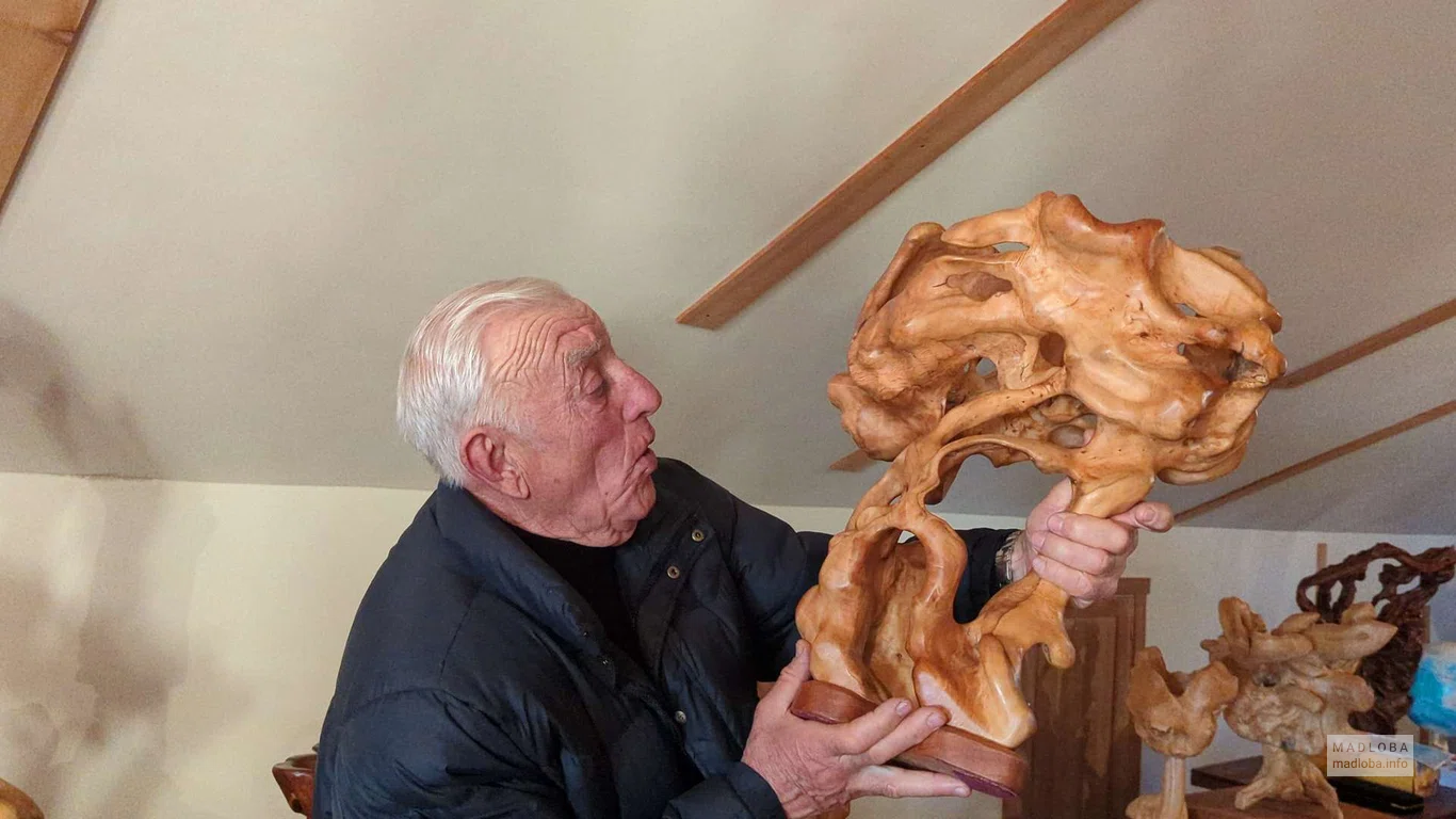Гела Хунцаридзе из Цхалтубо: Живая история древесной скульптуры