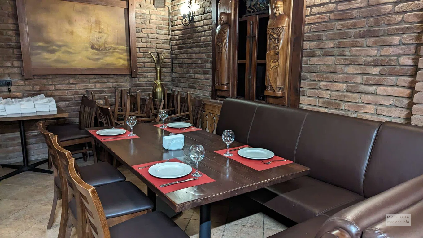 зал ресторана грузинской кухни "Диарони" в Зугдиди