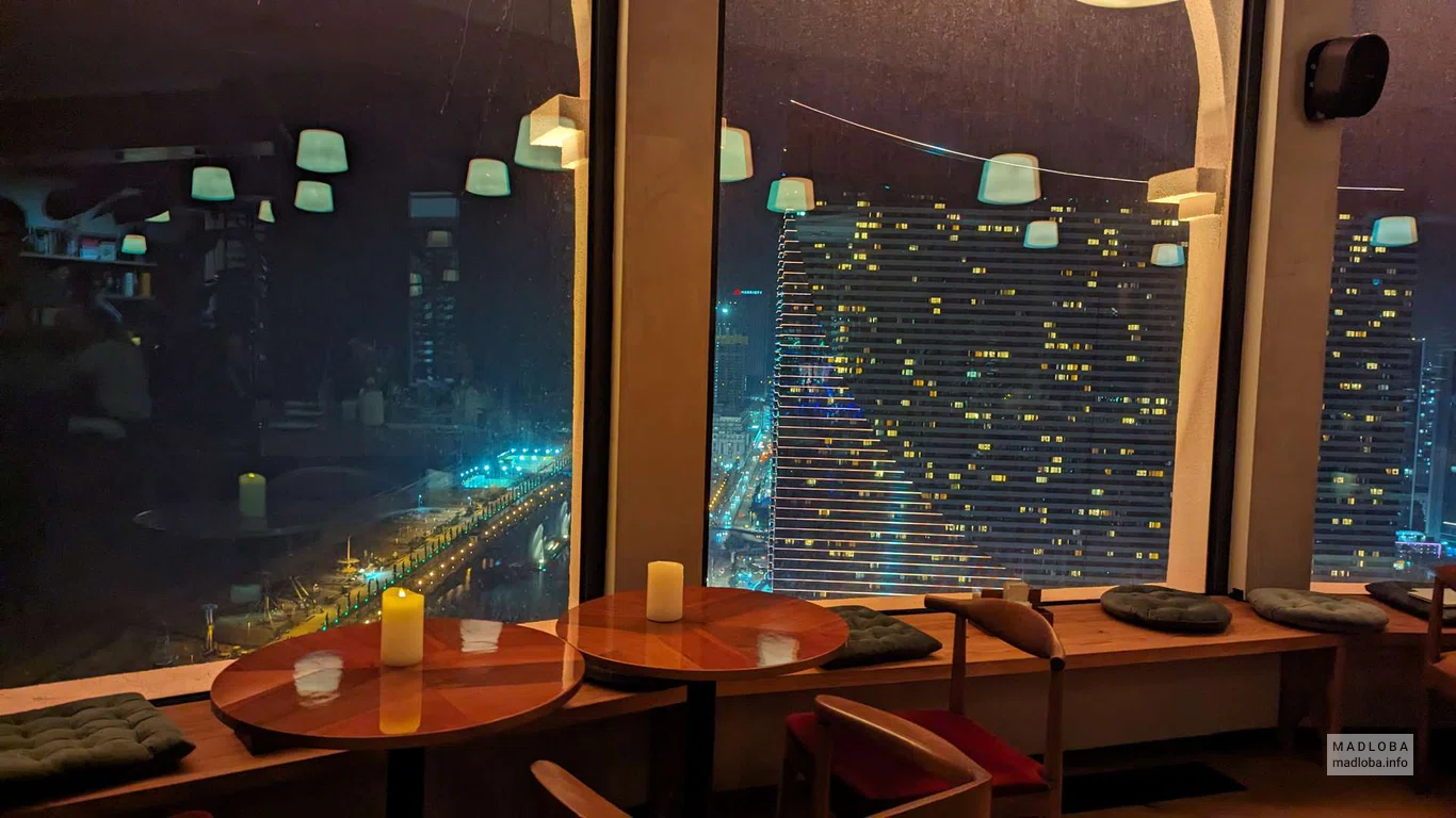 вид на ночной город  в Ресторане Панорама Батуми