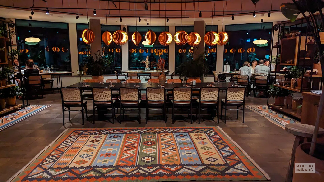 большой стол в Ресторане Панорама Батуми