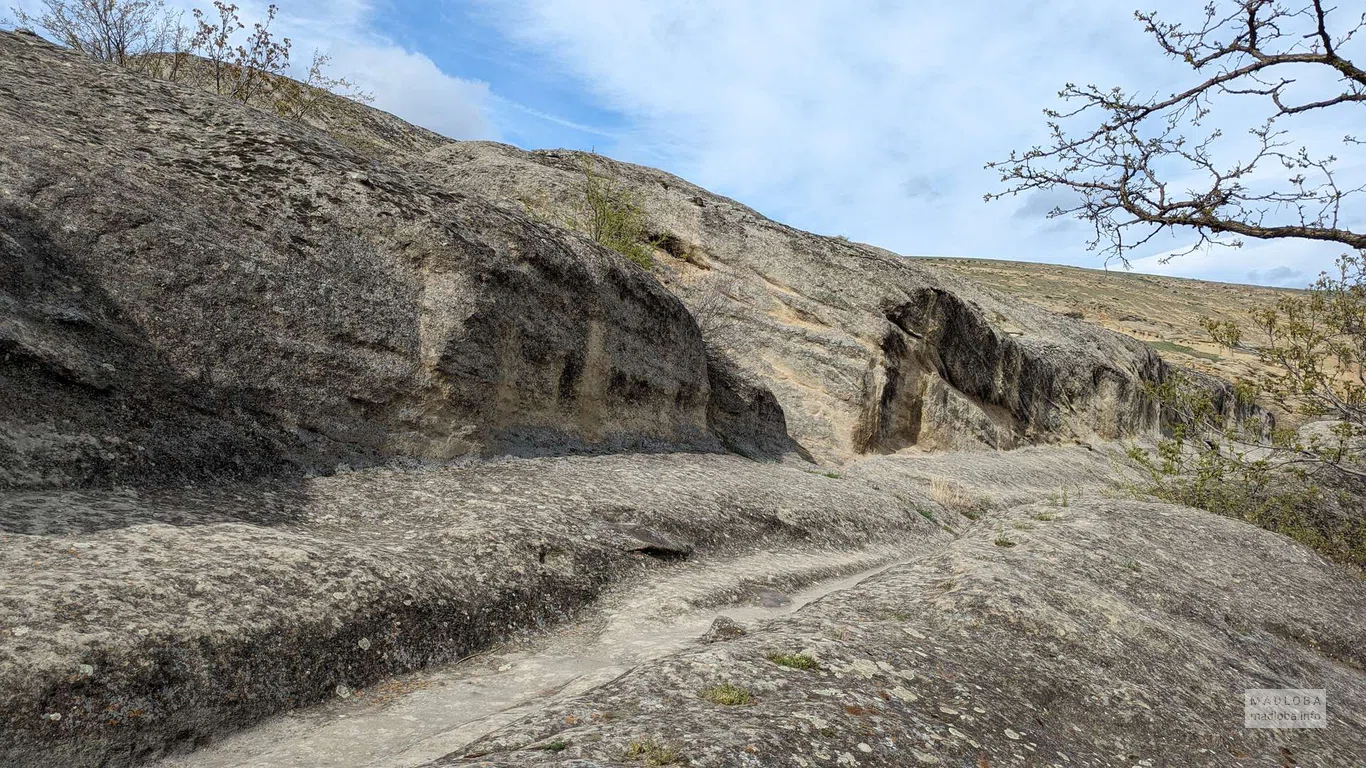 Уплисци́хе — древний пещерный город
