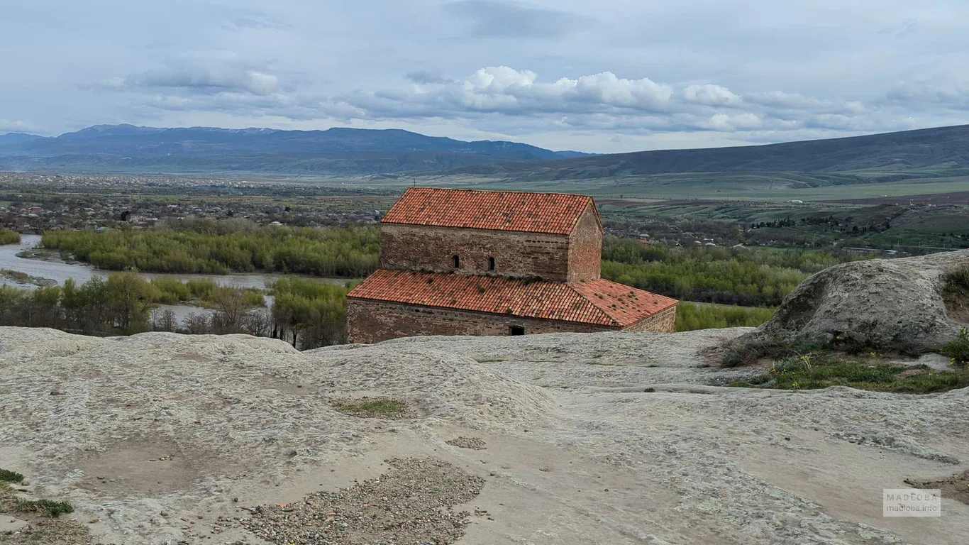 Уплисци́хе — древний пещерный город