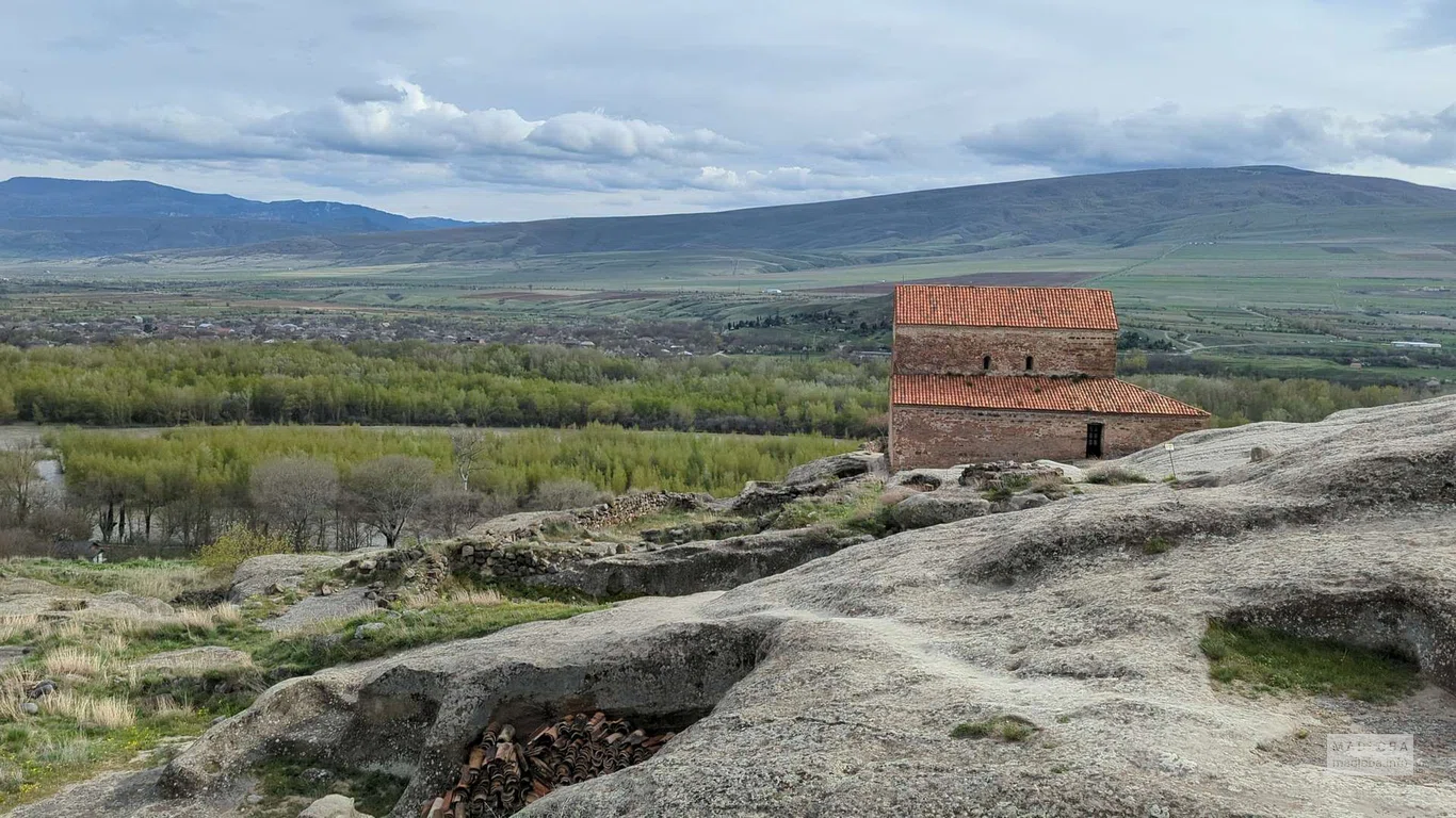 Уплисци́хе — древний пещерный город