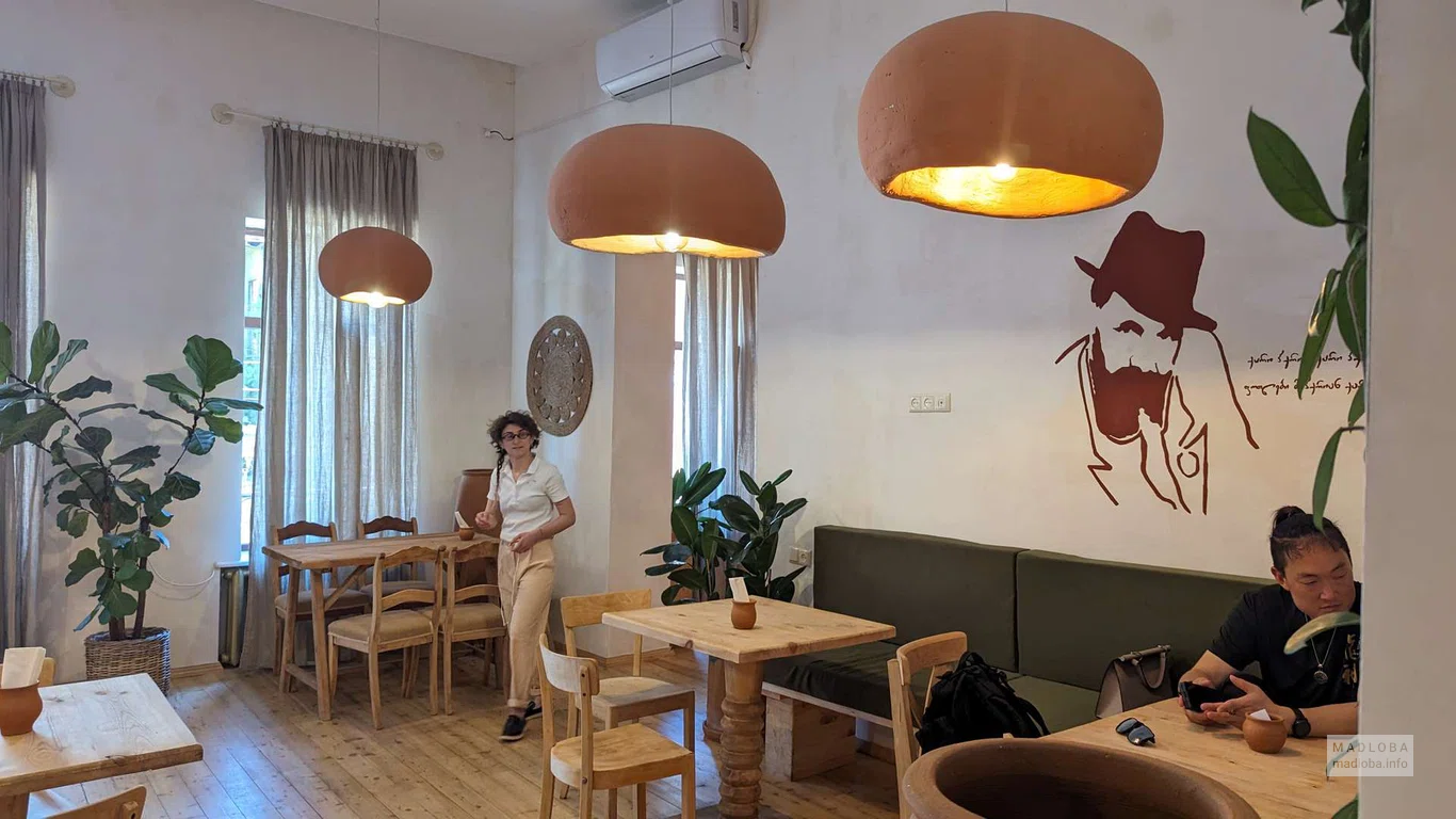 Глиняные абажуры в ресторане Gala Restaurant Kutaisi