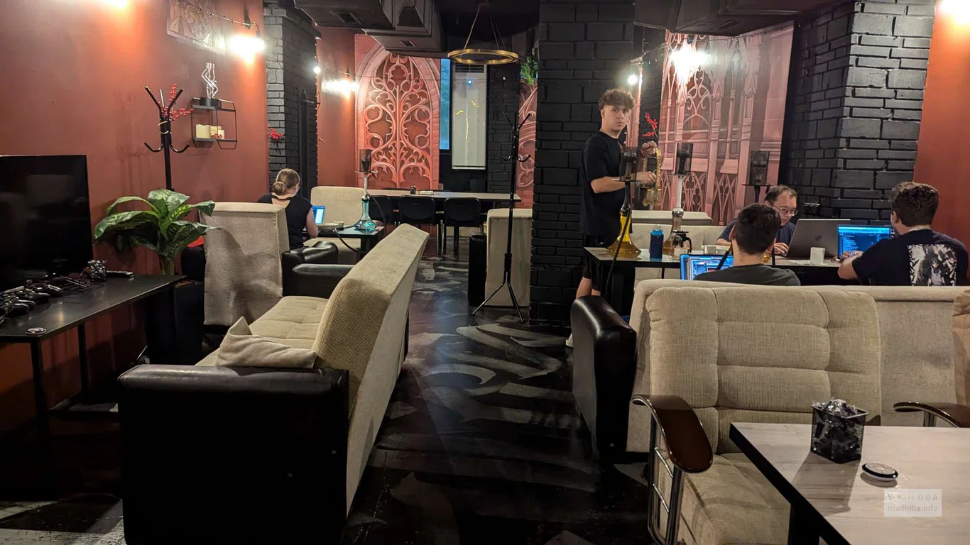 Кальянщик меняет угли в AIR Lounge&bar