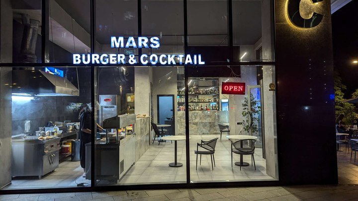 Mars Burger & Cocktail