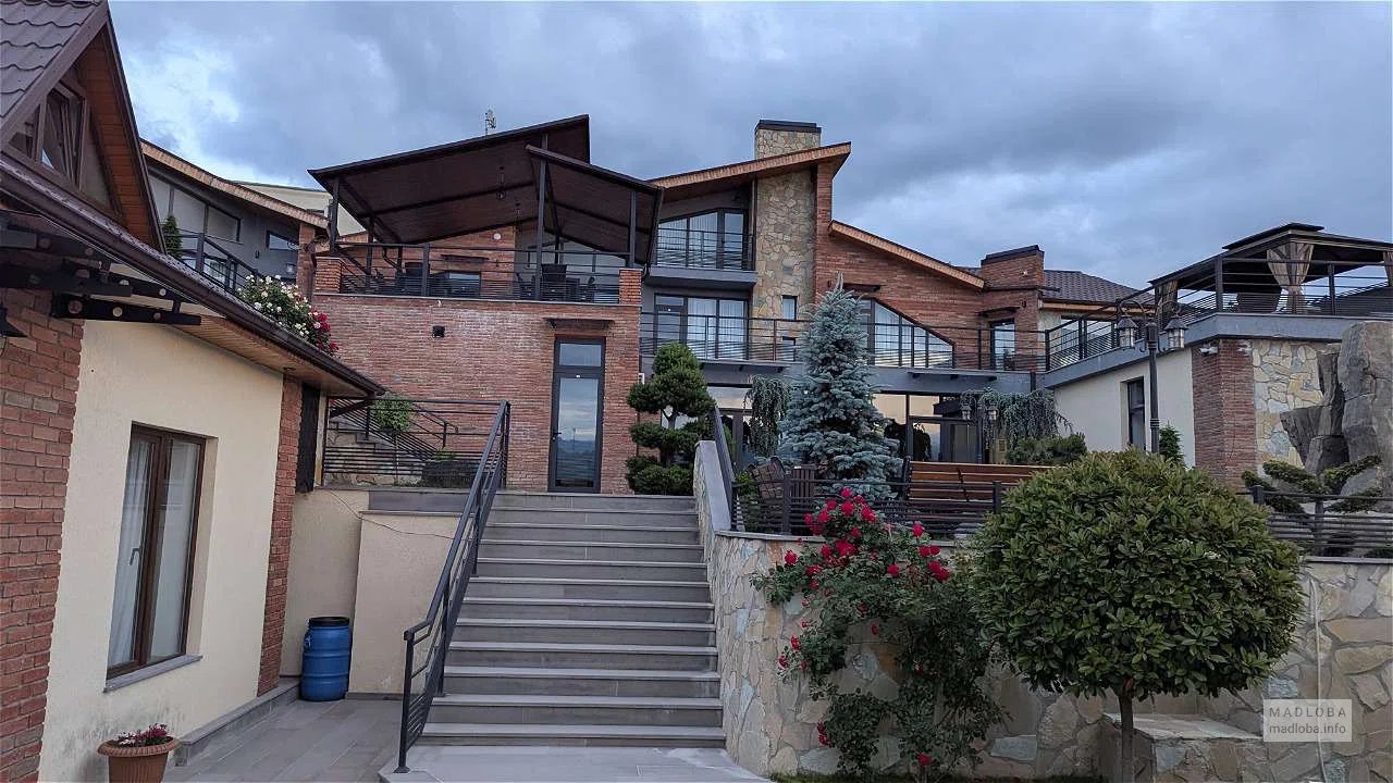 Terrace Akhaltsikhe Hotel — вид на крепость Рабат, сад, BBQ, комфортные номера