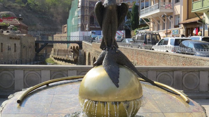 Памятник-фонтан Сокол и фазан