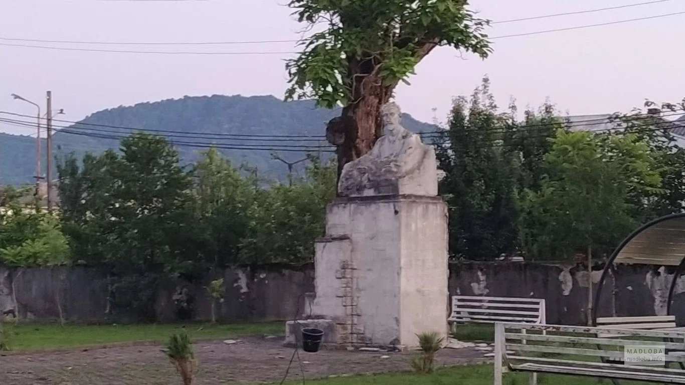 Памятник Эгнате Ниношвили в Ланчхути