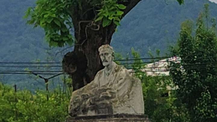 Monument to Egnata Ninoshvili