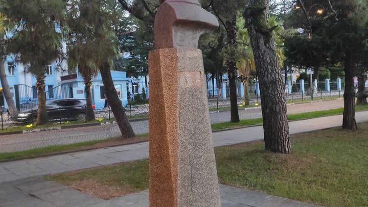 Памятник Эгнату Ниношвили