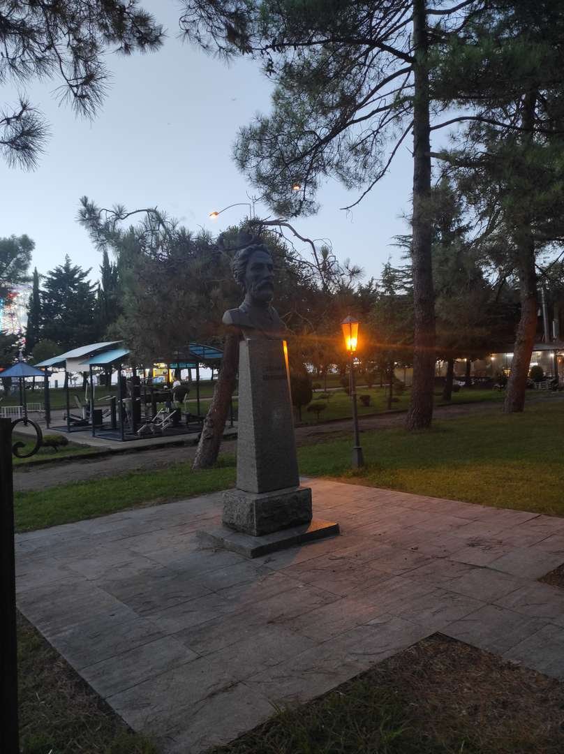 Памятник Эгнату Ниношвили