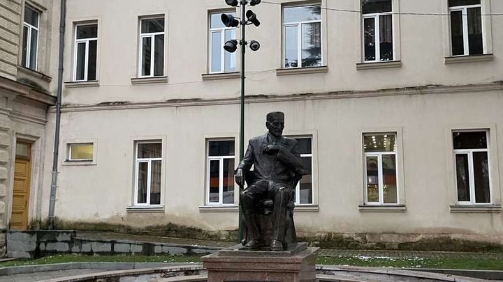 Памятник Эквтиме Такаишвили