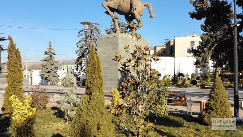 Памятник Георгию Саакадзе вид сбоку