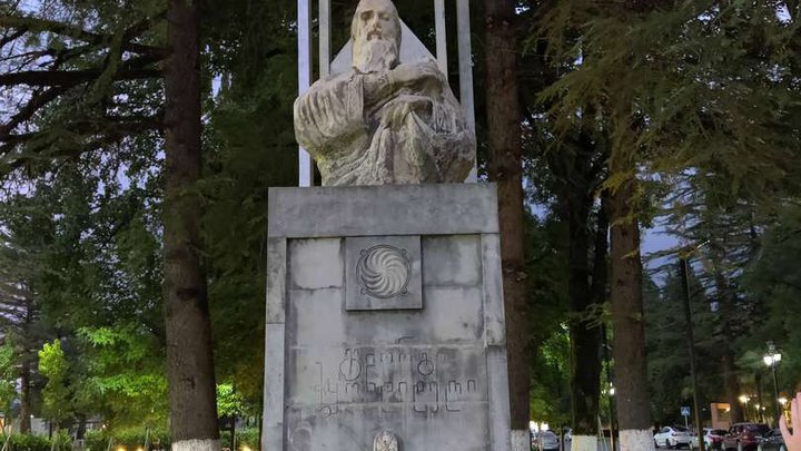 Monument to George Chkondideli