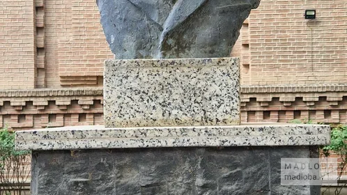 Скульптура Иакоба Гогебашвили в Тбилиси