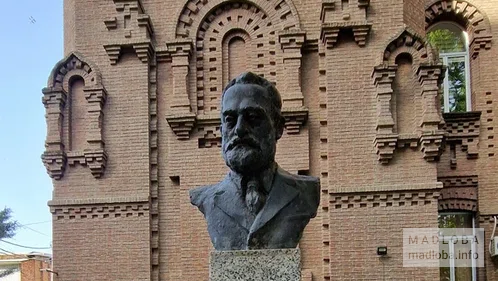 Памятник Иакобу Гогебашвили в Тбилиси