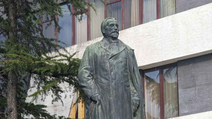 Monument to Ilya Chavchavadze