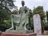 კონსტანტინე გამსახურდიას ძეგლი