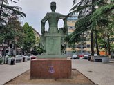 კონსტანტინე გამსახურდიას ძეგლი