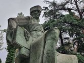 კონსტანტინე გამსახურდიას ძეგლი