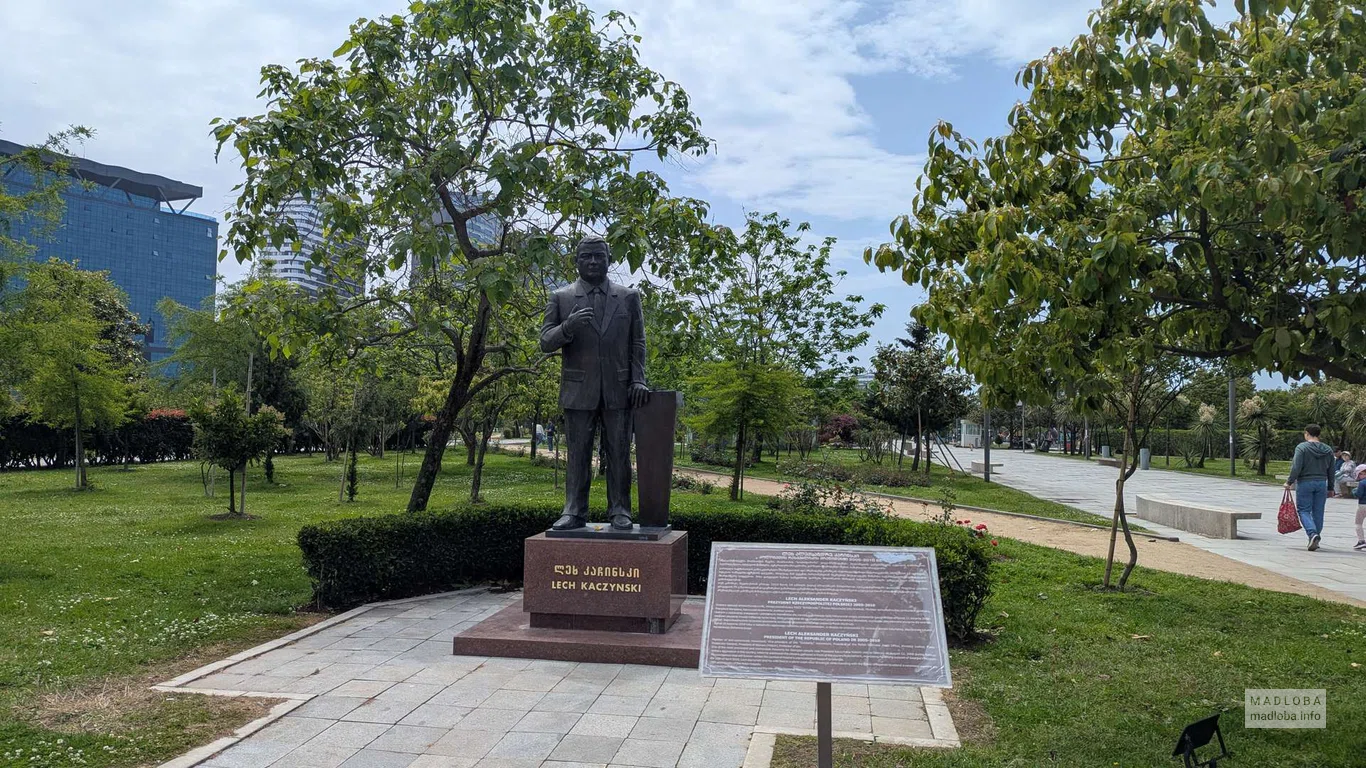 Памятник Леху Качиньскому в парке Леха и Марии Качиньских  в Батуми.