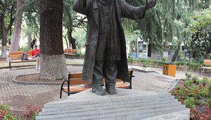 Памятник Рамазу Чхиквадзе