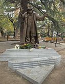 რამაზ ჩხიკვაძის ძეგლი