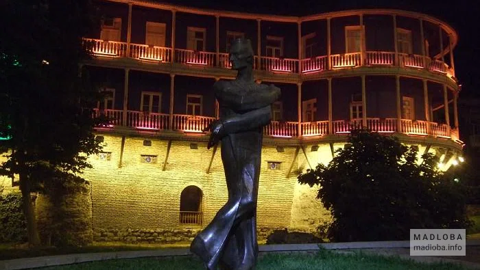 Памятник Шоте Кавлашвили вид ночью Грузия
