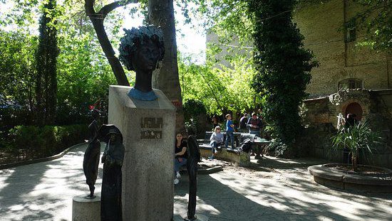 Памятник Софико Чиаурели