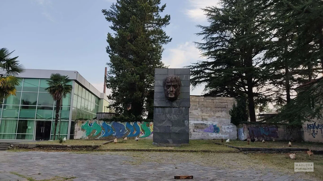 Monument to Titian Tabidze