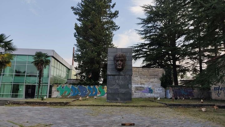 Памятник Тициану Табидзе