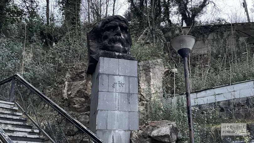 Памятник Важа Пшавела