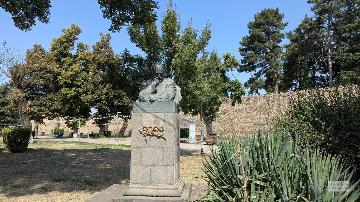 Памятник Виктору Гюго в Телави — скульптура у крепости.