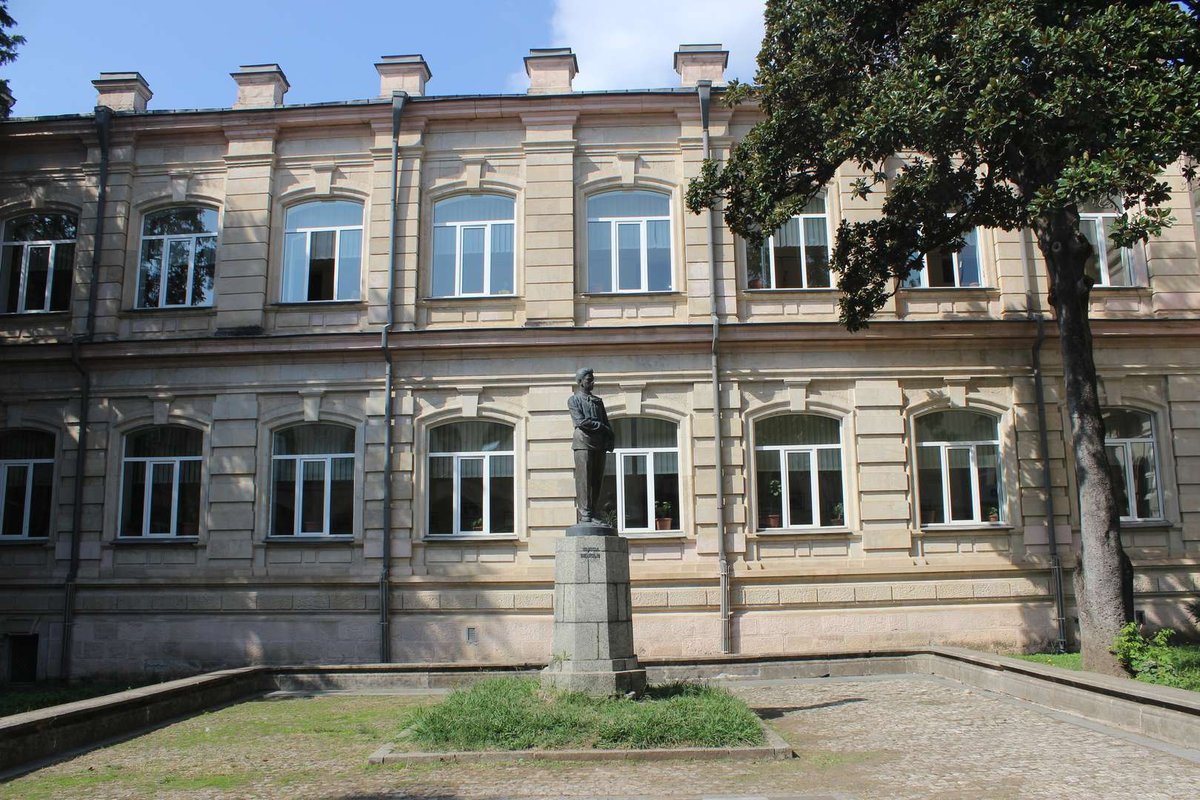 Памятник Владимиру Маяковскому