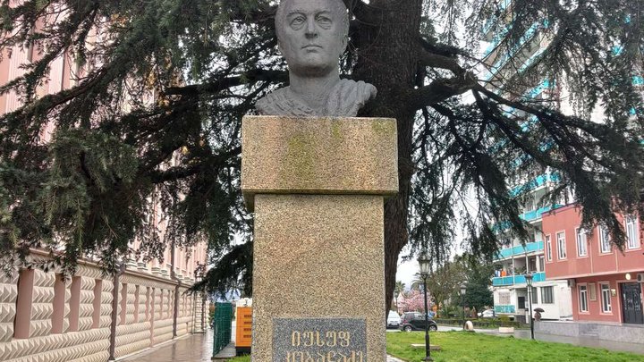 Памятник Юсуфу Кобаладзе