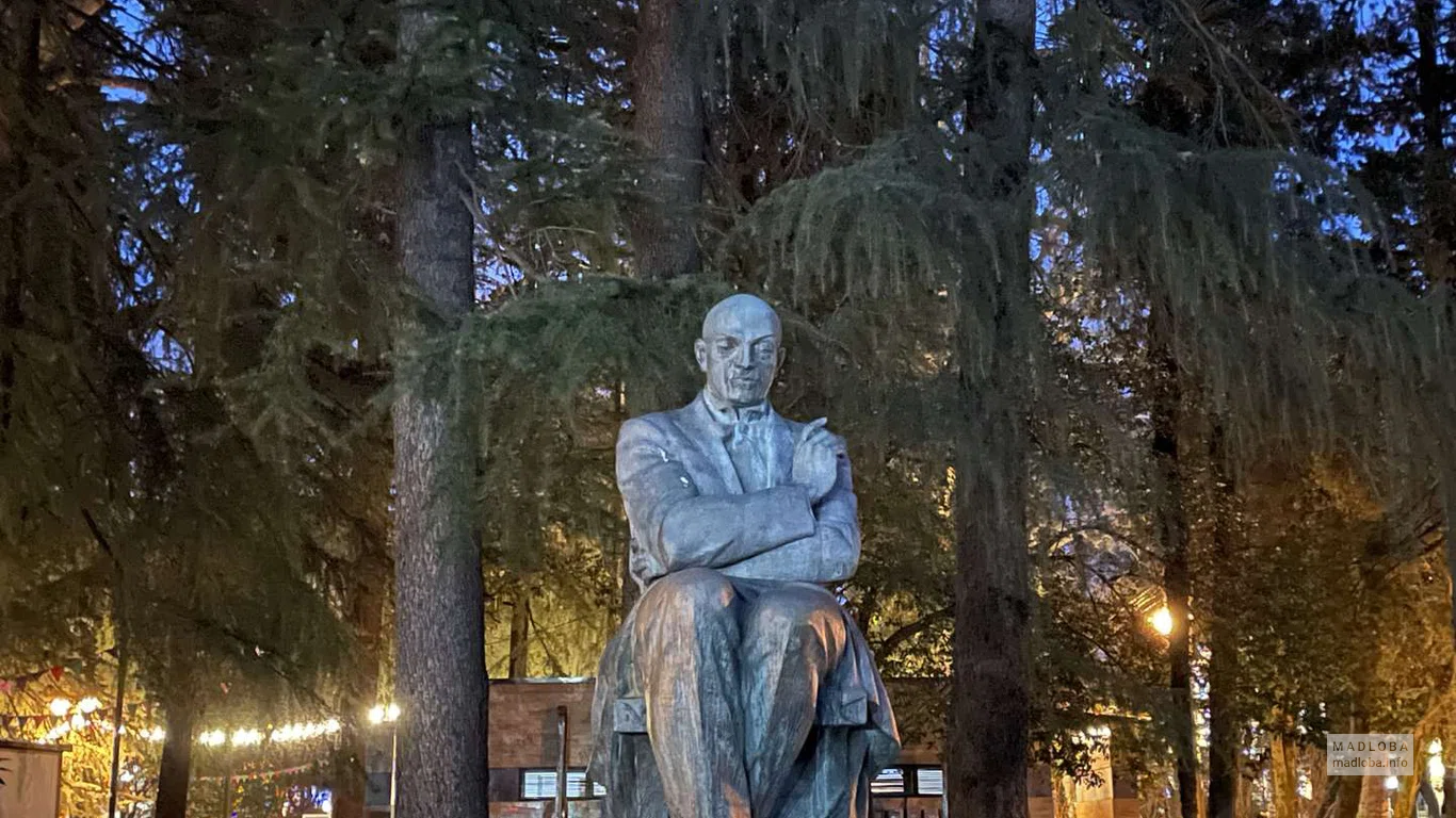 Zakharia Paliashvili's monument