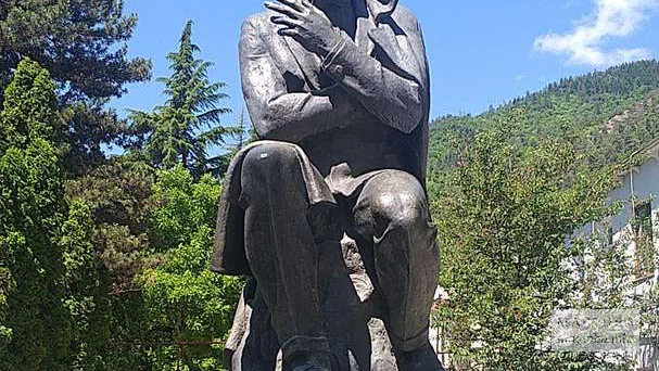 Памятник Захарии Палиашвили на постаменте