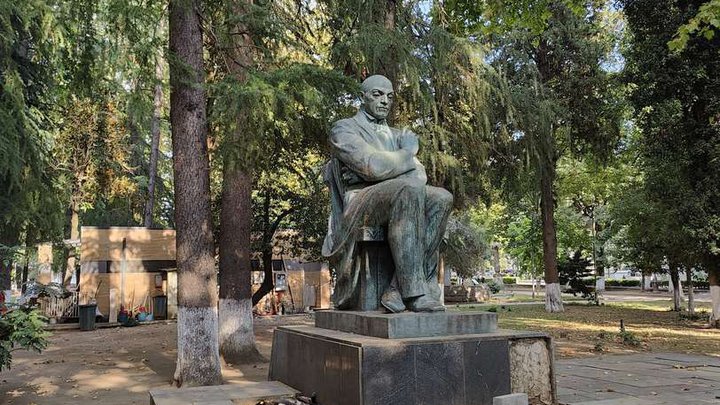 Zakharia Paliashvili's monument
