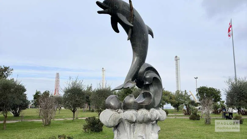 Памятник дельфинам