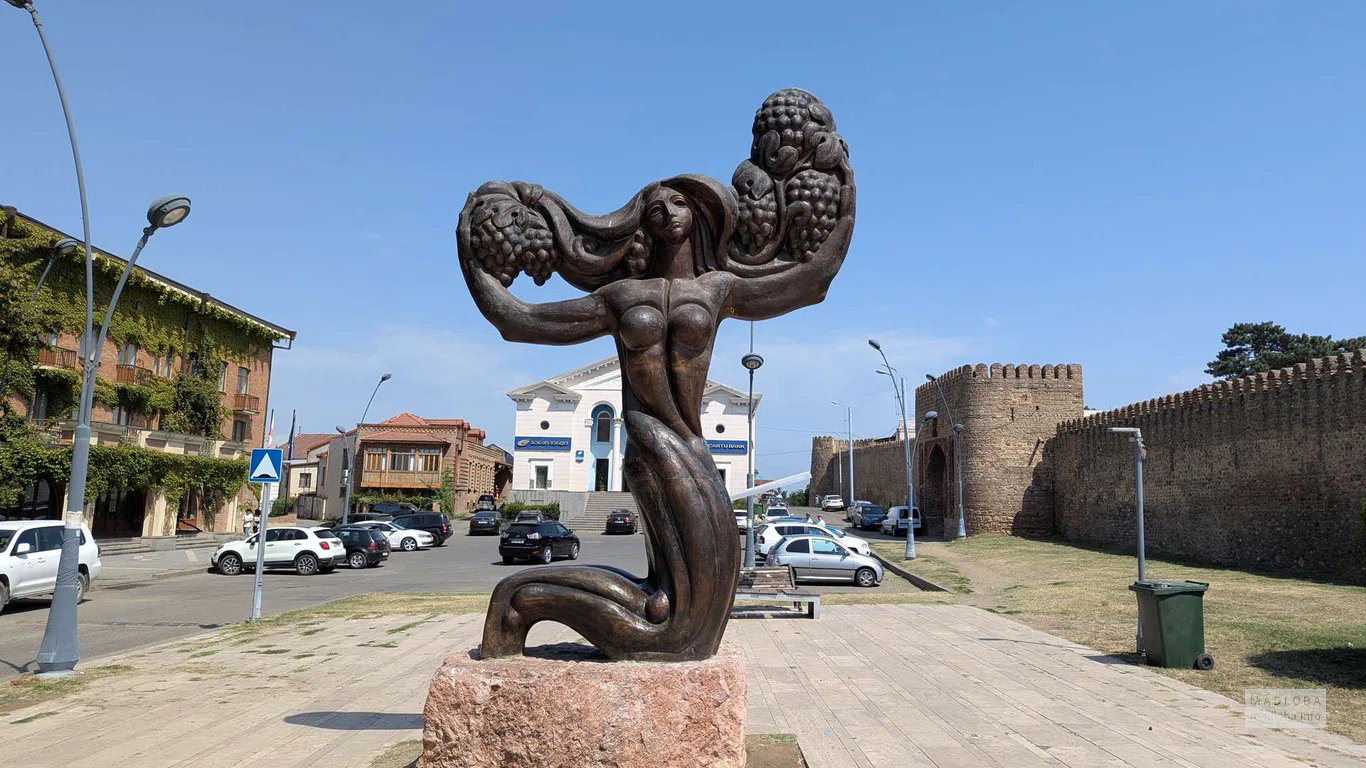 Памятник грузинской лозе в Телави